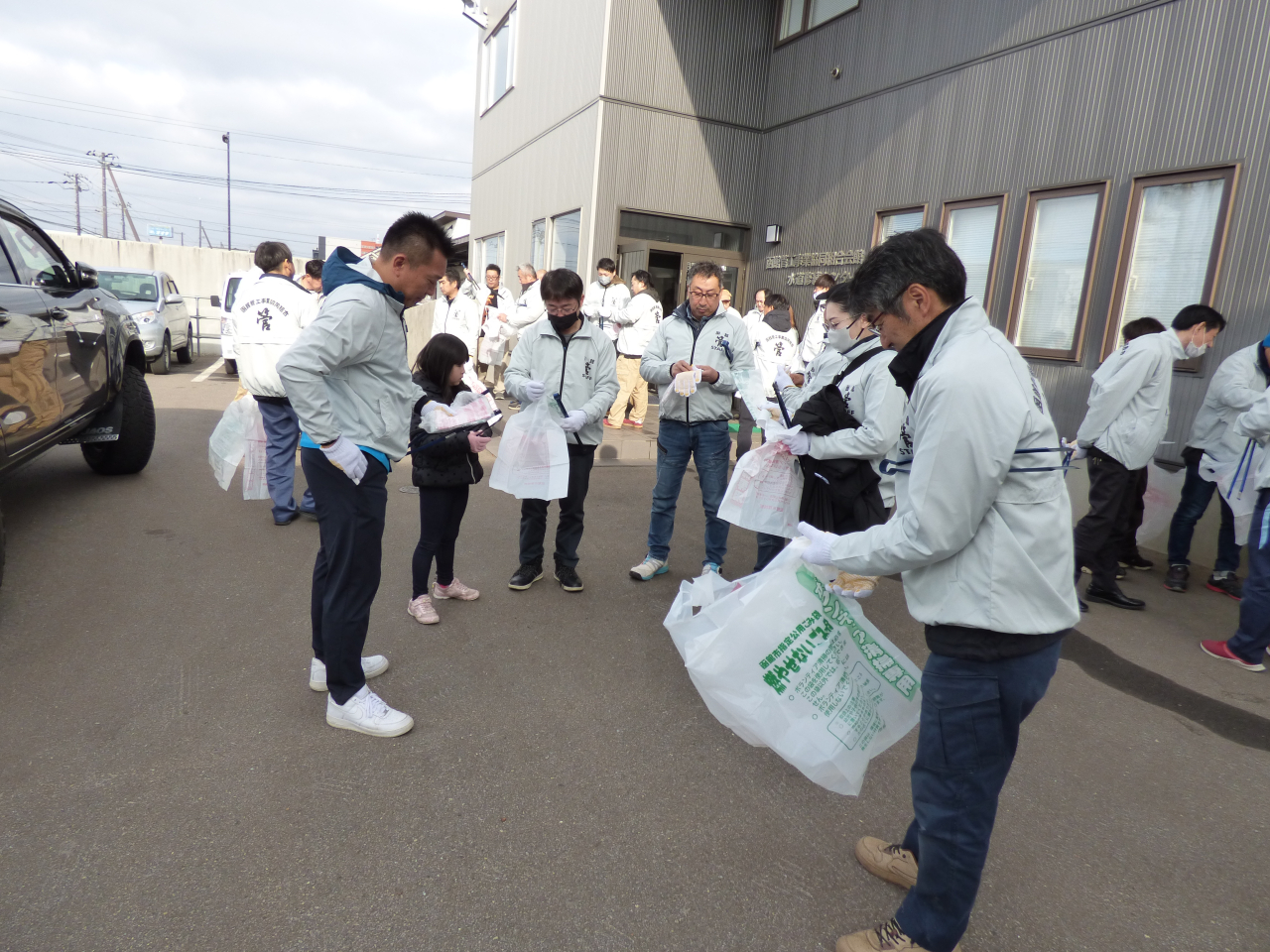 ③各般の班長より清掃道具配布
